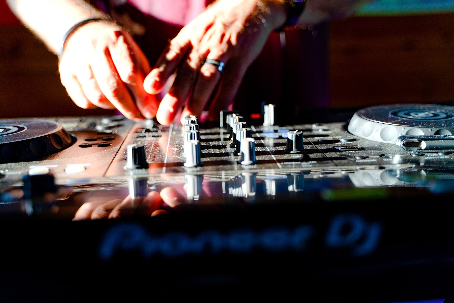 dj-7274788_1920